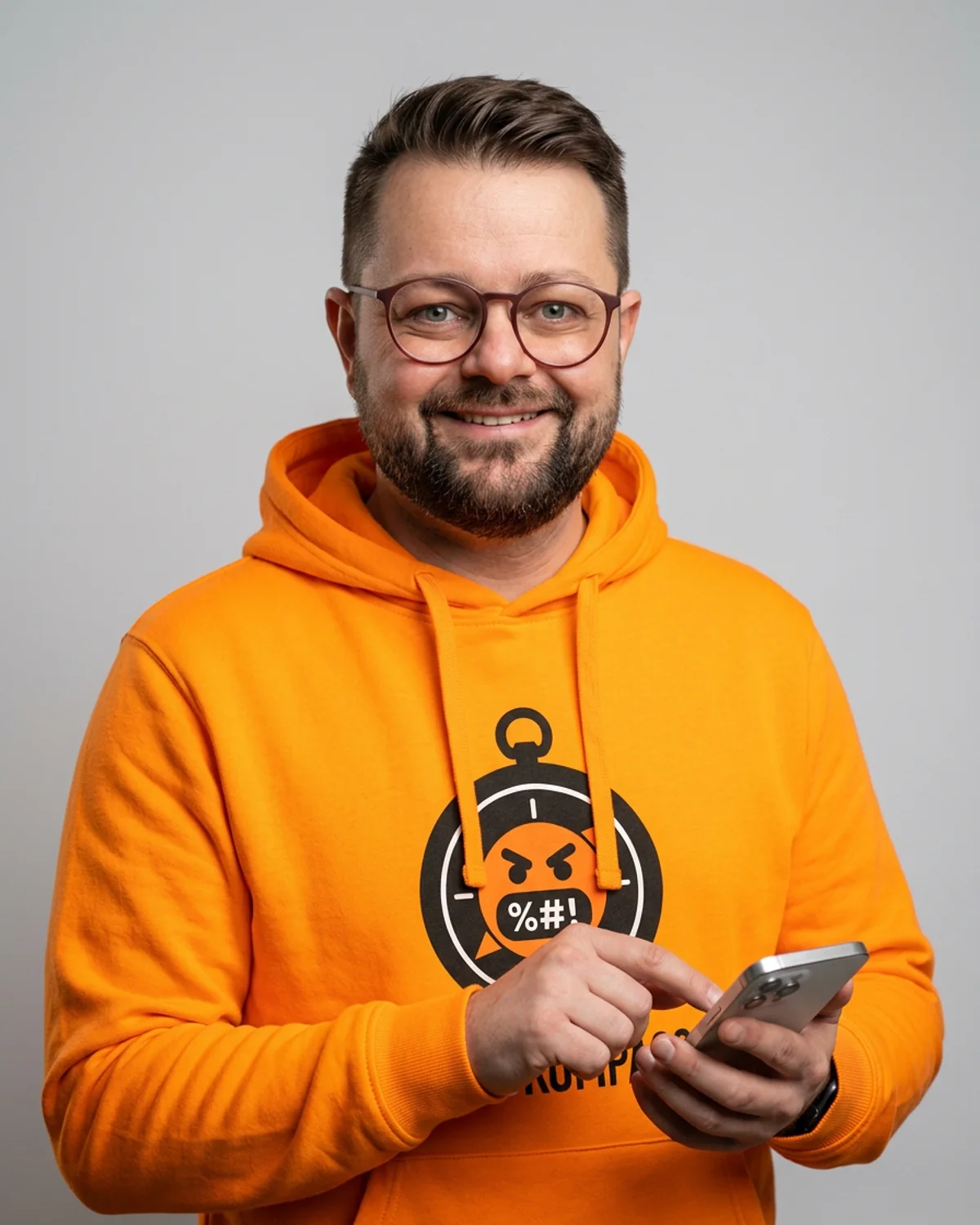 Sebastian Zollner im orangen Hasskompass-Hoodie
